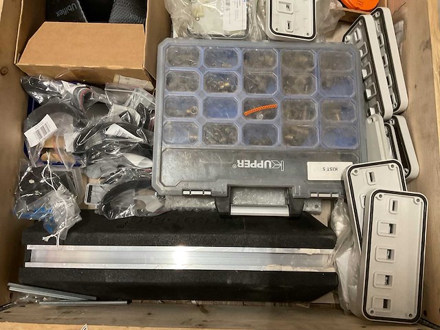 Partij installatiemateriaal - afbeelding 2 van  9