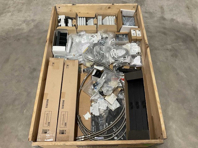Partij installatiemateriaal - afbeelding 1 van  8