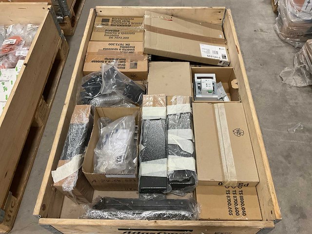 Partij installatiemateriaal - afbeelding 1 van  4