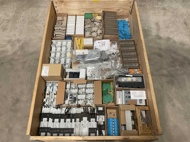 Partij installatiemateriaal - afbeelding 1 van  9