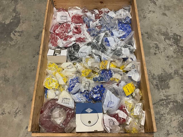 Partij installatiemateriaal - afbeelding 1 van  3