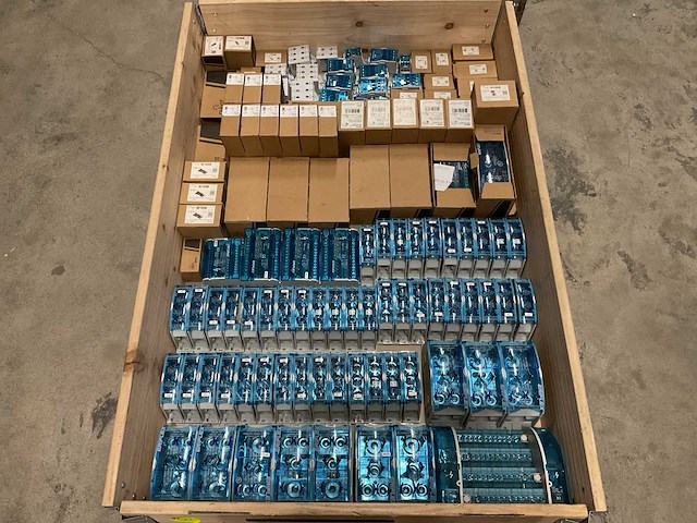 Partij installatiemateriaal - afbeelding 1 van  3