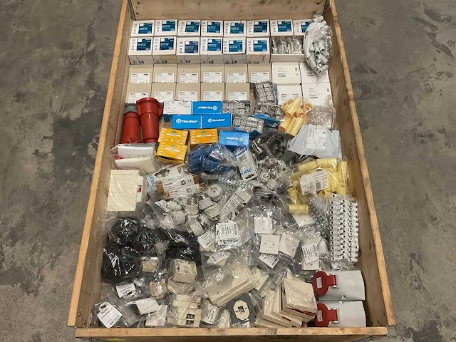 Partij installatiemateriaal - afbeelding 1 van  11