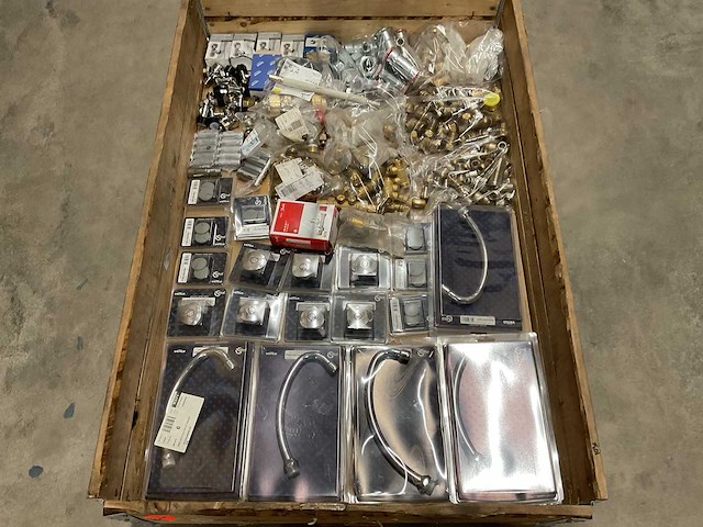 Partij installatiemateriaal - afbeelding 1 van  10