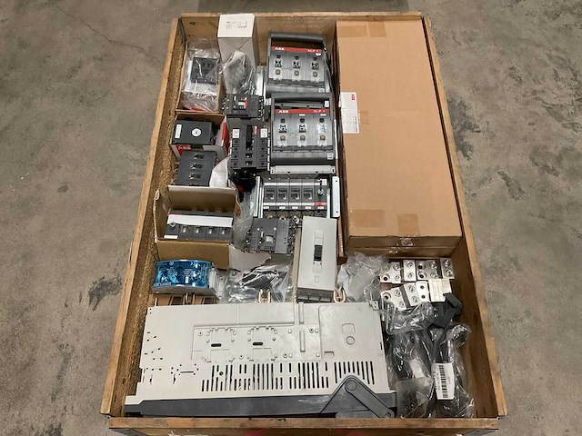 Partij installatiemateriaal - afbeelding 1 van  8