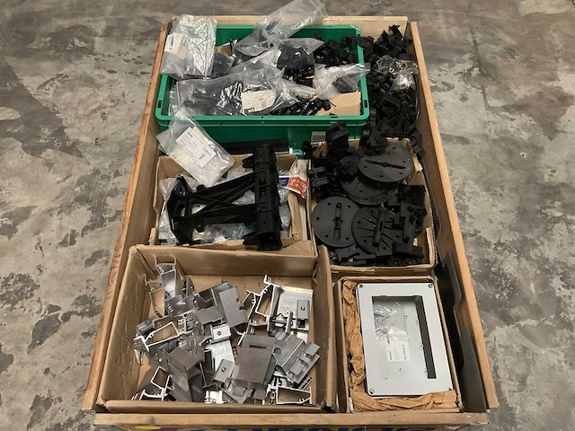 Partij installatiemateriaal - afbeelding 1 van  9