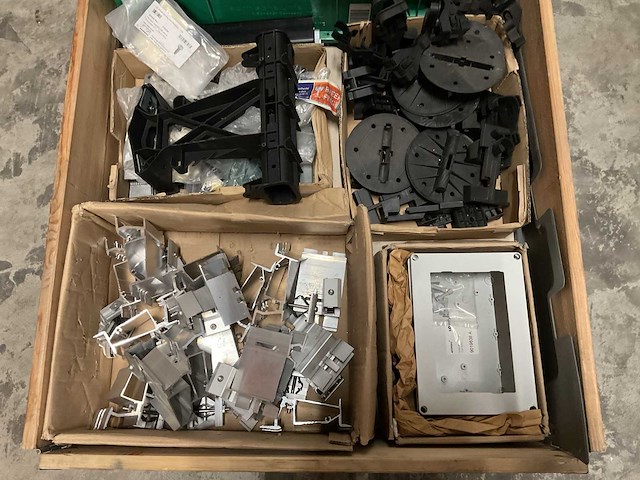 Partij installatiemateriaal - afbeelding 2 van  9