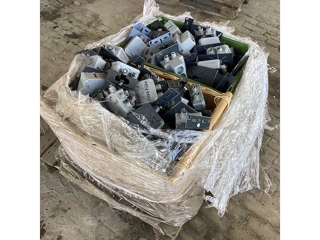 Partij installatiemateriaal - afbeelding 1 van  3