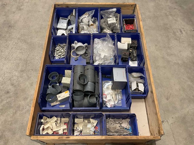 Partij installatiemateriaal - afbeelding 1 van  3