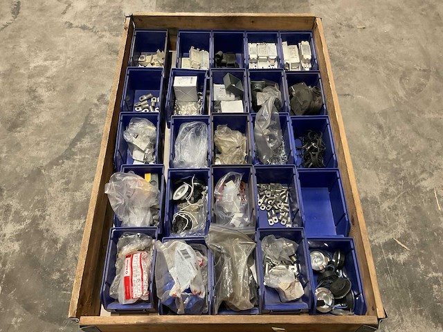 Partij installatiemateriaal - afbeelding 1 van  3