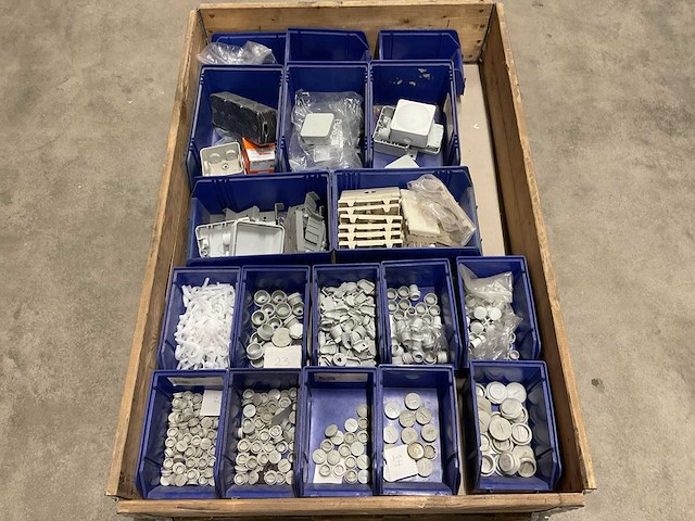 Partij installatiemateriaal - afbeelding 1 van  3
