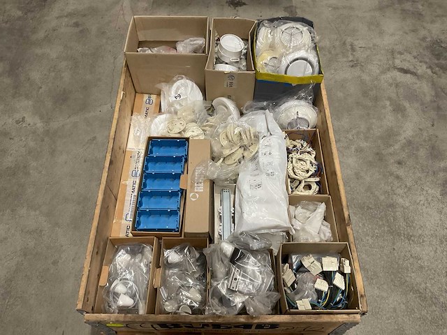 Partij installatiemateriaal - afbeelding 1 van  2