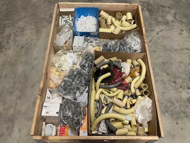 Partij installatiemateriaal - afbeelding 1 van  8