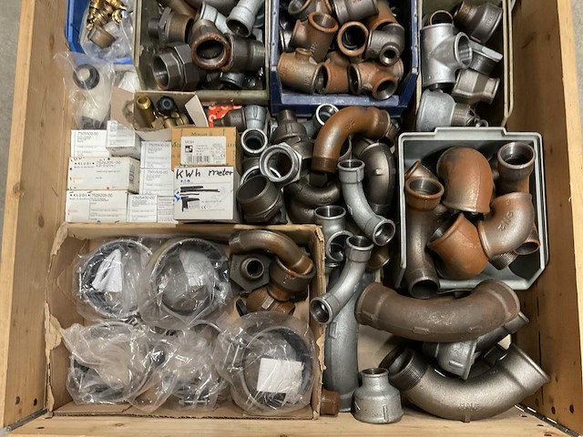 Partij installatiemateriaal - afbeelding 2 van  9