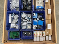 Partij installatiemateriaal - afbeelding 2 van  7