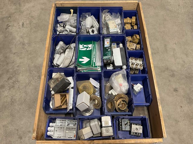 Partij installatiemateriaal - afbeelding 1 van  3