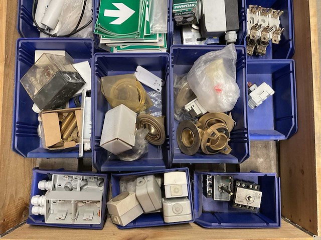 Partij installatiemateriaal - afbeelding 2 van  3