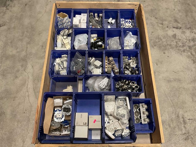 Partij installatiemateriaal - afbeelding 1 van  3