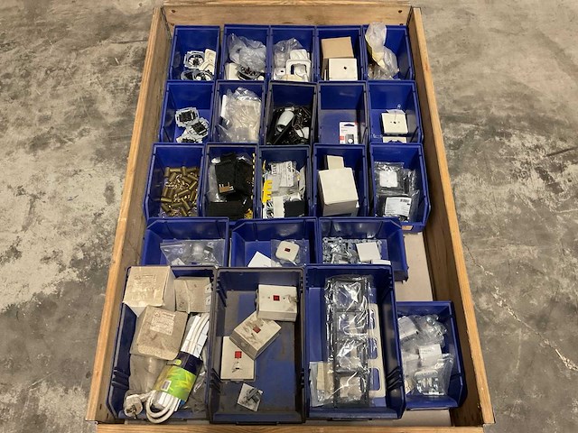 Partij installatiemateriaal - afbeelding 1 van  1
