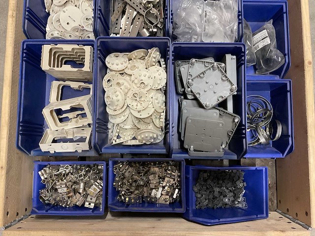 Partij installatiemateriaal - afbeelding 1 van  2