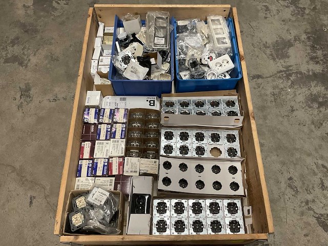 Partij installatiemateriaal - afbeelding 1 van  2