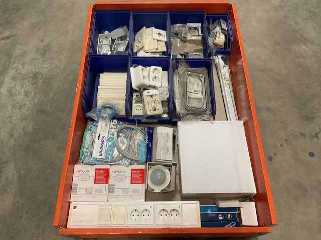 Partij installatiemateriaal - afbeelding 1 van  2