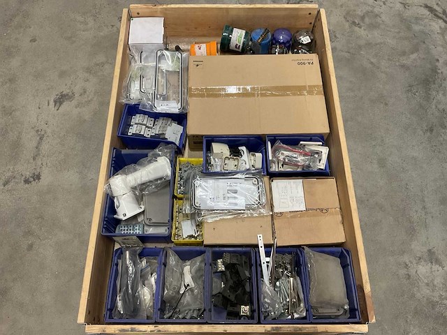 Partij installatiemateriaal - afbeelding 1 van  7