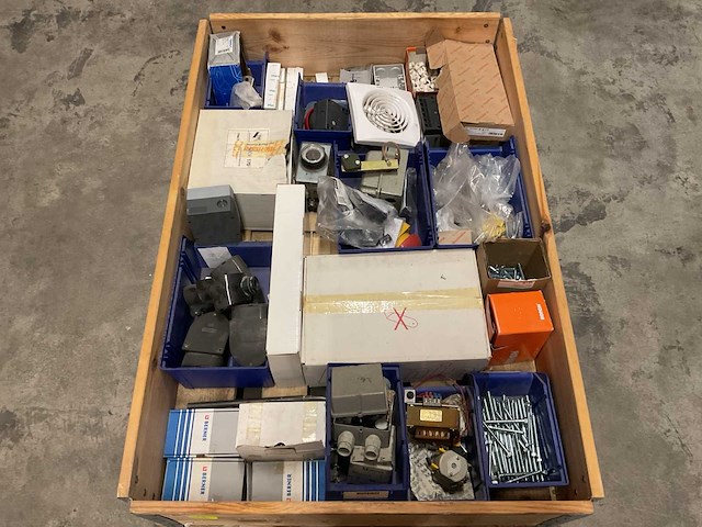 Partij installatiemateriaal - afbeelding 1 van  3