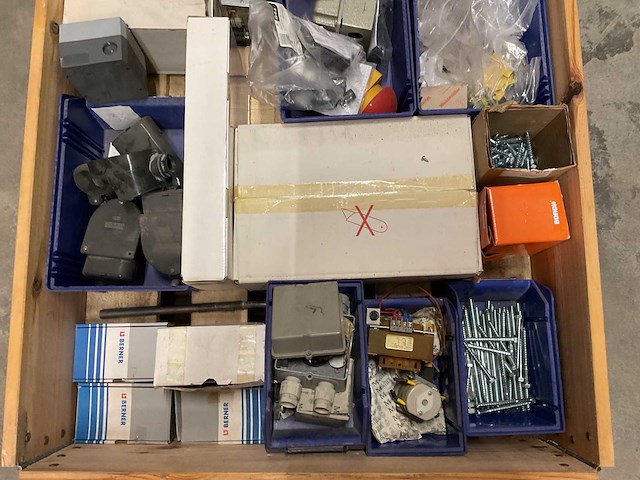 Partij installatiemateriaal - afbeelding 2 van  3
