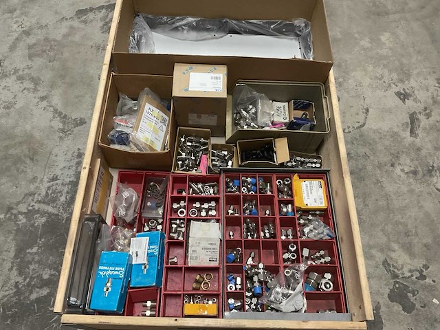 Partij installatiemateriaal - afbeelding 1 van  3