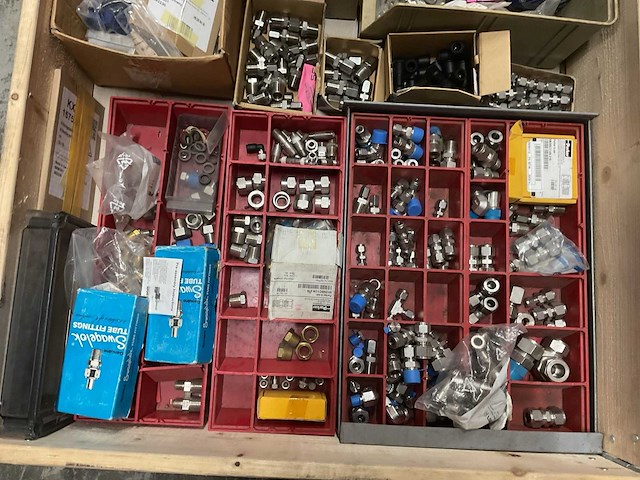 Partij installatiemateriaal - afbeelding 2 van  3
