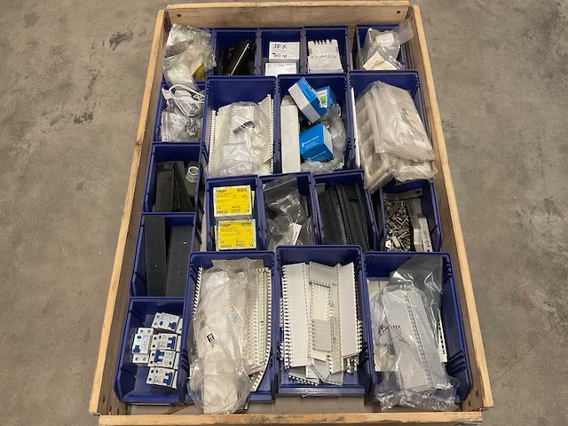 Partij installatiemateriaal - afbeelding 1 van  6