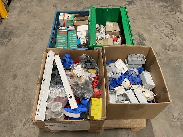 Partij installatiemateriaal - afbeelding 1 van  7