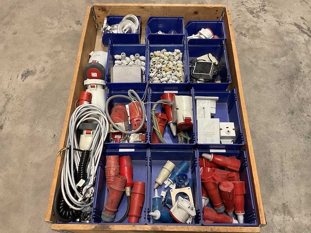 Partij installatiemateriaal - afbeelding 1 van  3