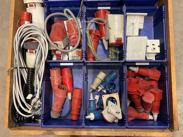 Partij installatiemateriaal - afbeelding 2 van  3