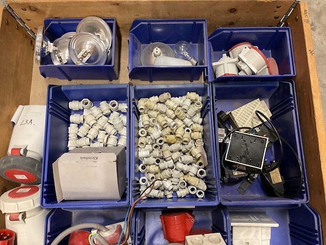 Partij installatiemateriaal - afbeelding 3 van  3
