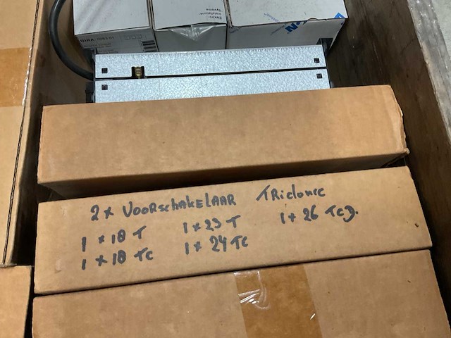 Partij installatiemateriaal - afbeelding 1 van  2