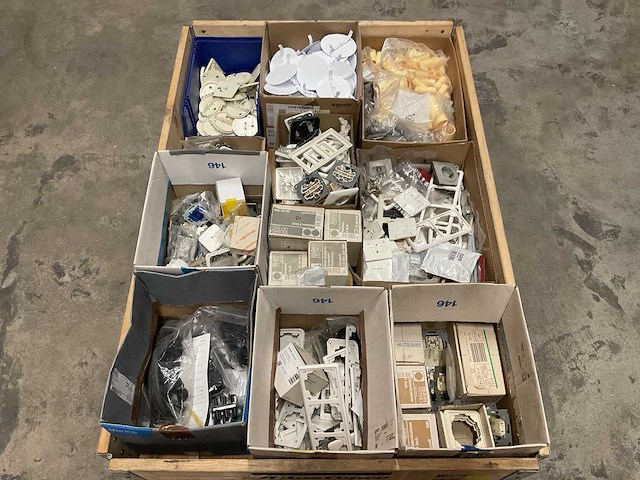 Partij installatiemateriaal - afbeelding 1 van  3