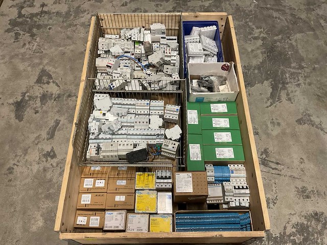 Partij installatiemateriaal - afbeelding 1 van  10