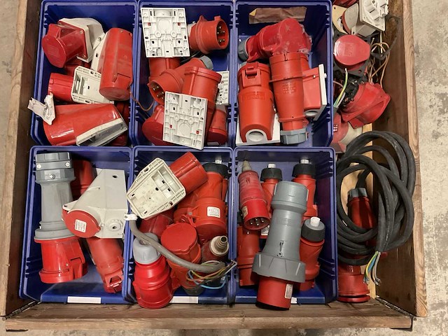 Partij installatiemateriaal - afbeelding 2 van  3