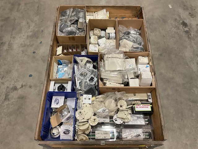 Partij installatiemateriaal - afbeelding 1 van  3