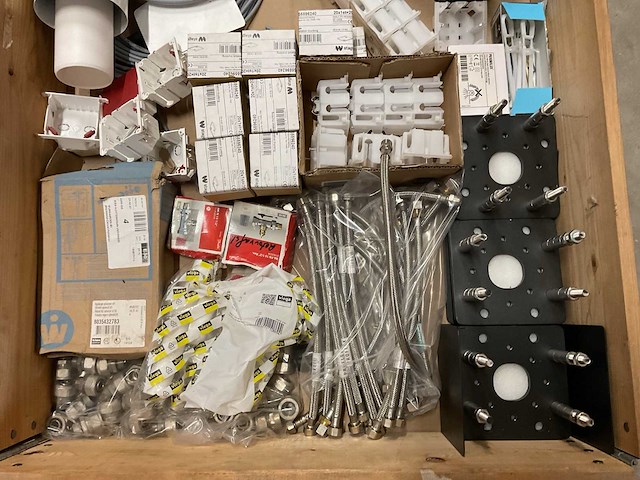 Partij installatiemateriaal - afbeelding 2 van  3