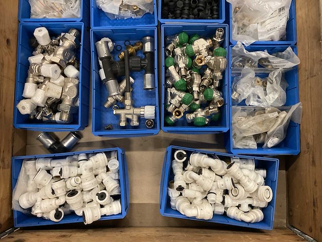 Partij installatiemateriaal - afbeelding 2 van  3