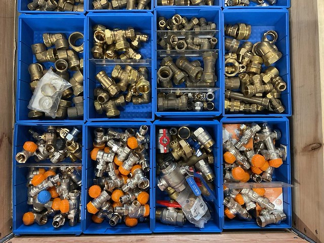 Partij installatiemateriaal - afbeelding 2 van  3