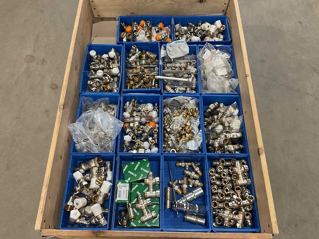Partij installatiemateriaal - afbeelding 1 van  3