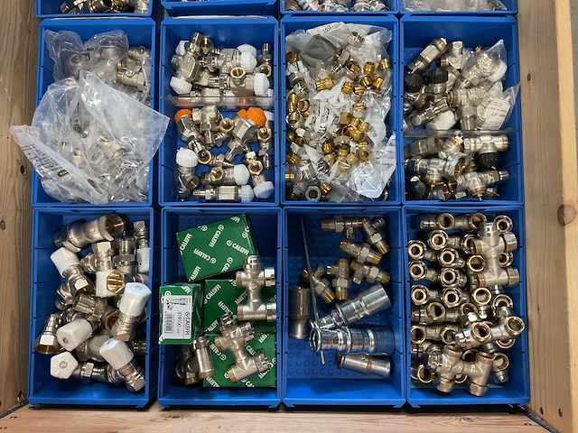 Partij installatiemateriaal - afbeelding 2 van  3
