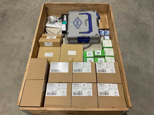 Partij installatiemateriaal - afbeelding 1 van  12