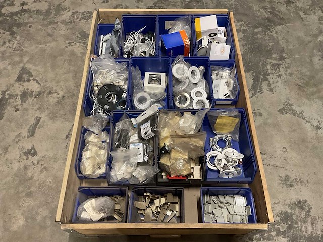 Partij installatiemateriaal - afbeelding 1 van  3