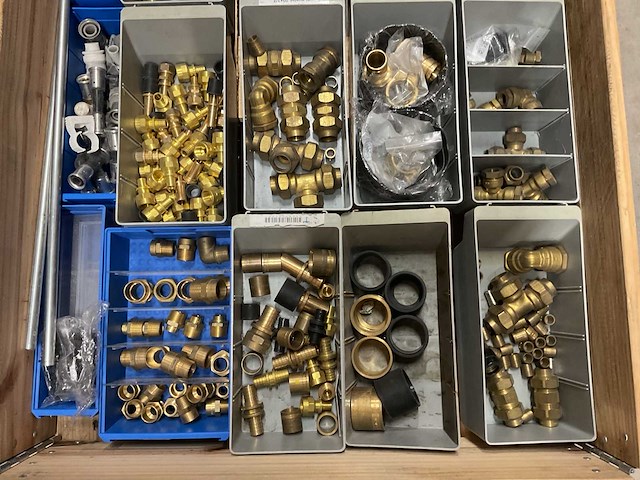 Partij installatiemateriaal - afbeelding 2 van  3