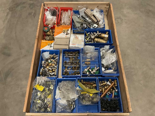 Partij installatiemateriaal - afbeelding 1 van  11